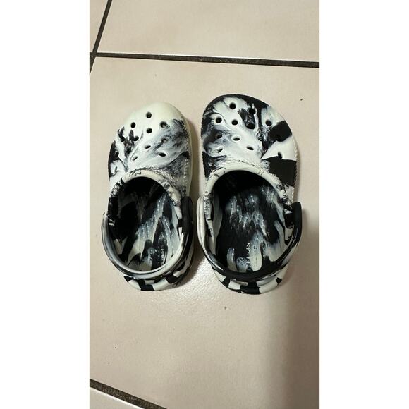 Crocs toddler C6 black and white shoes - Picture 7 of 11